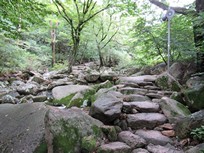 Busan - Temple Beomeosa - chemin de randonnée en rochers à proximité du temple
