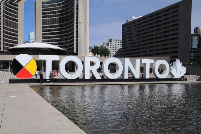 Toronto - « TORONTO » sign au Nathan Phillips Square