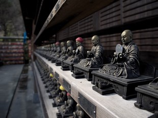 Hiroshima - Miyajima - Temple Daisho-in - Bouddhas et pièces