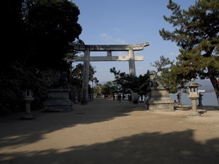 Hiroshima - Miyajima - torii qui marque l'entrée sur l'île