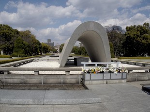 Hiroshima - Parc du Mémorial de la Paix - cénotaphe