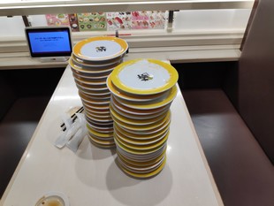 Tokyo - Quartier de Shibuya - Genki Sushi - pile d'assiettes