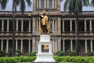 Oahu - Ali’Iolani Hale - statue de Kamehameha Ier