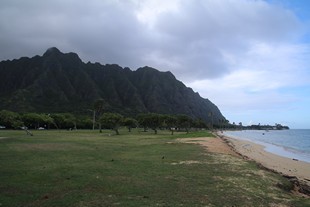 Oahu - Kualoa Rock Beach - view of the cliffs