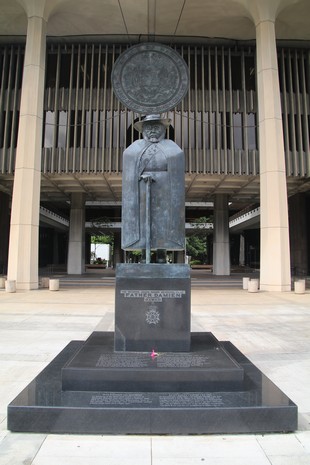 Oahu - State Capitol - Father Damien statue