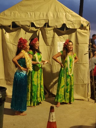 Oahu - Waikiki Beach - danseuses hawaiiennes
