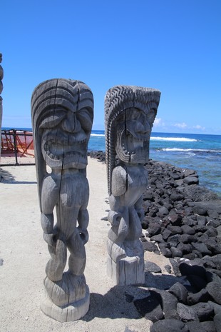 Big Island - Pu'uhonua O Hōnaunau National Historical Park - totems